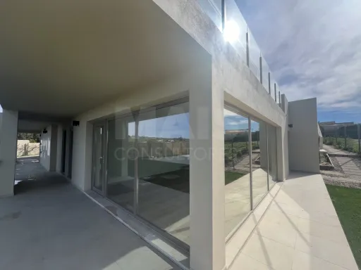Apartamento T2 com terraço em condomínio privado perto da praia – Honeysands Residences, Areia Branca