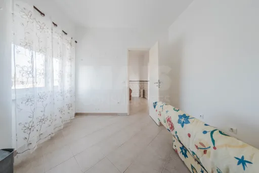 Prédio no centro de Peniche – com comércio e habitação, vista mar