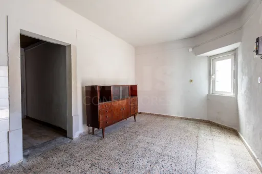 Moradia com rooftop e enorme potencial entre Caldas da Rainha e Santa Catarina