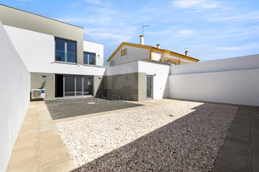 Moradia nova T4 com quintal e garagem