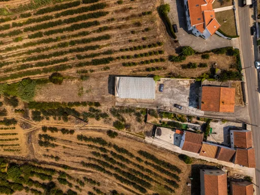 Moradia T5 com Armazém e Terreno na Usseira, Óbidos