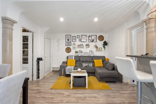 Moradia com 3 apartamentos e vista mar
