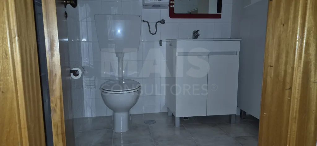 Loja/Escritório no centro da Benedita – com AC e potencial para T1