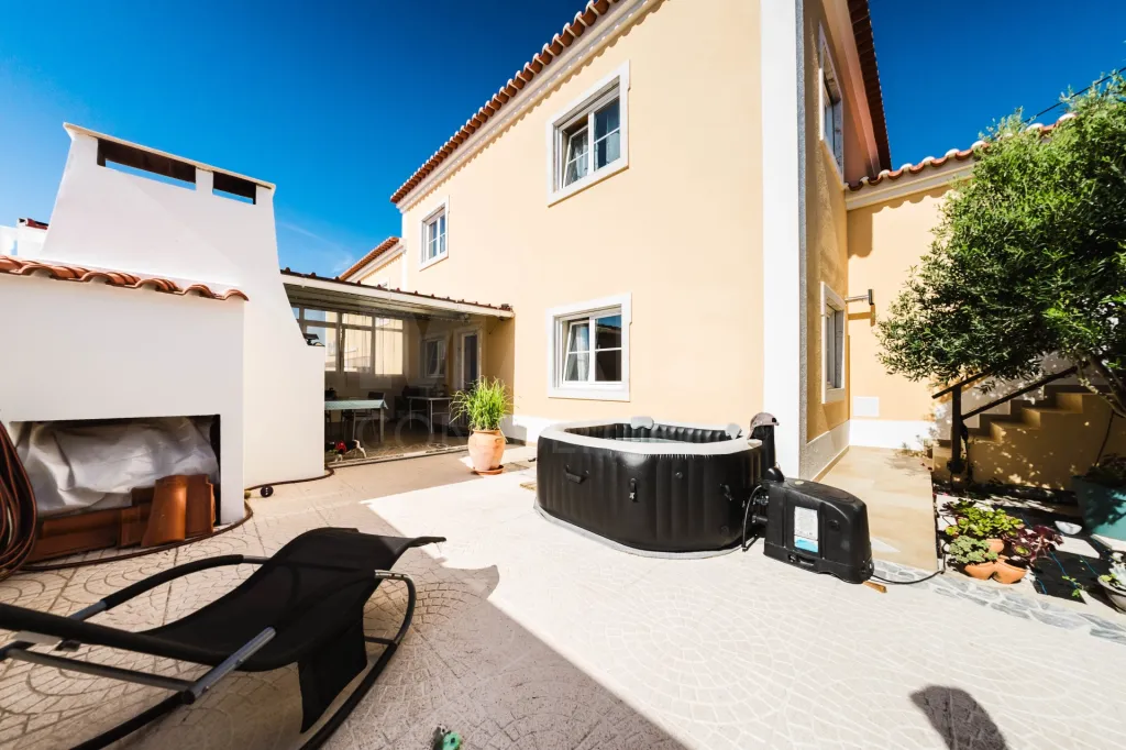 🏡 3-Bedroom House—Furnished and Fully Equipped | Jacuzzi | Garage | Backyard