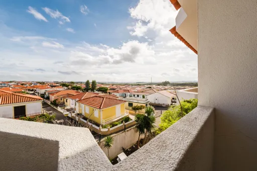Apartamento T2 com Sótão e Varanda junto à Praia do Baleal