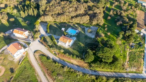 Propriedade com 3 apartamentos e piscina em Óbidos