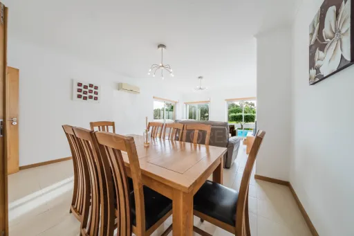 Moradia T4 com piscina, em São Martinho do Porto