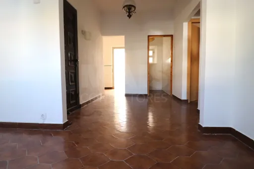 2-Bedroom Ground-Floor Apartment with Patio in Porto Alto