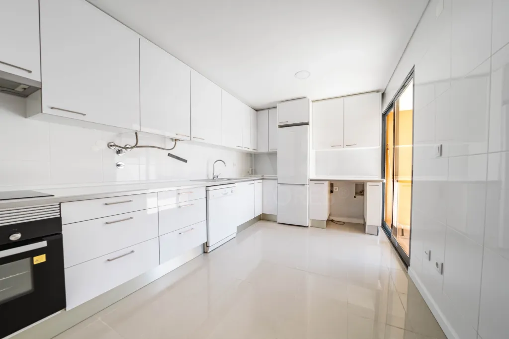 Apartamento T2 Semi-Novo | Terraço | Garagem | Bombarral