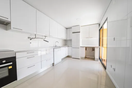 Apartamento T2 Semi-Novo | Terraço | Garagem | Bombarral