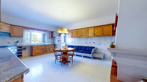 Moradia T5, na calhandriz com piscina