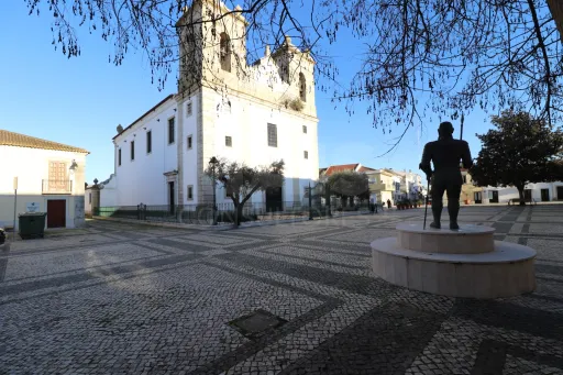 Moradia térrea com sótão e logradouro em Samora Correia