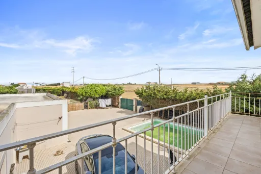 Moradia T5 com piscina e garagem em terreno de 2.000m2 na Bufarda