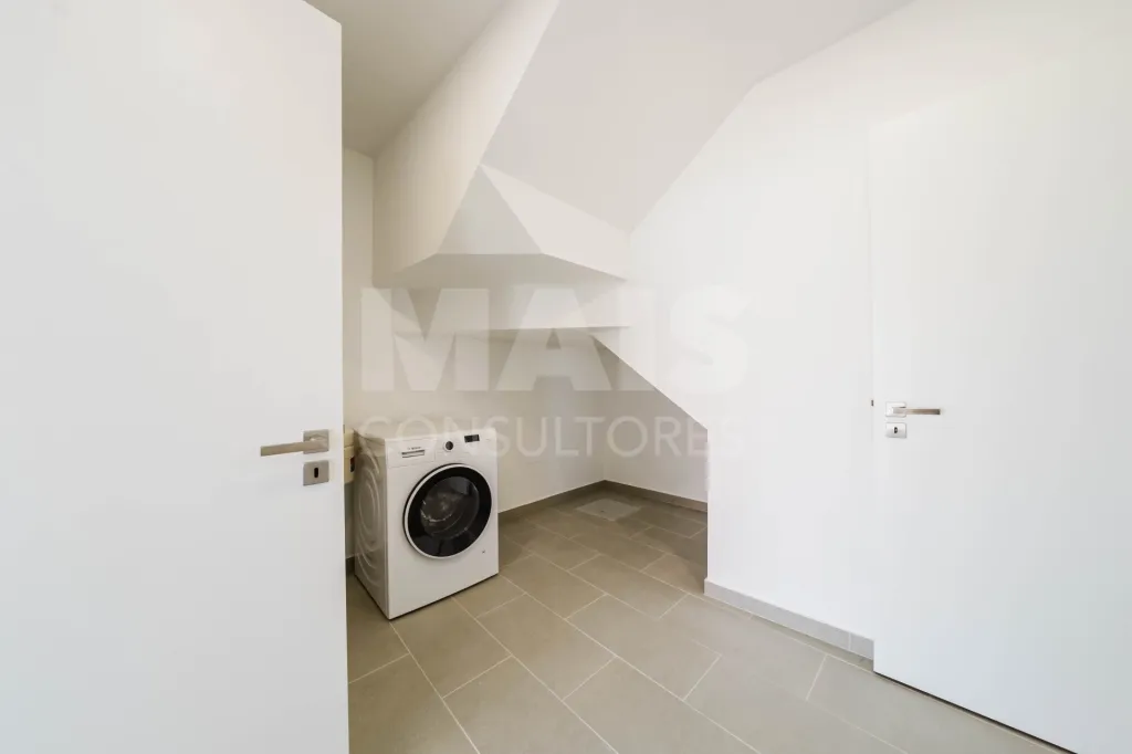 Moradia T3+1 Garagem, Logradouro e Vista Mar