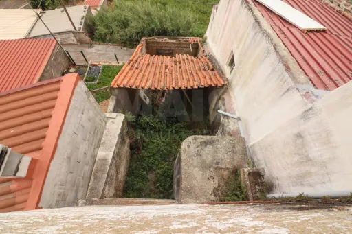 Moradia para Reabilitação com Logradouro Pocariça / Alenquer – Excelente Potencial de Valorização