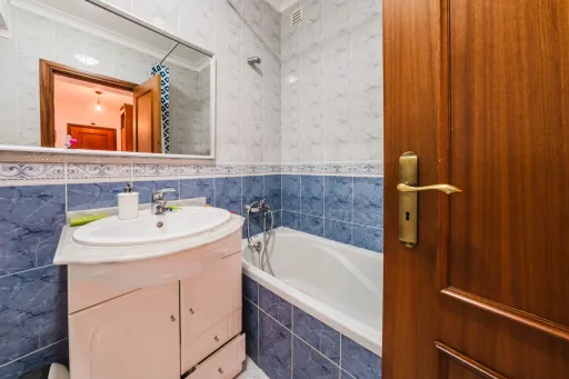 Apartamento T3 com Aquecimento Central, Garagem, Varandas e Arrecadações – Ferrel / Baleal