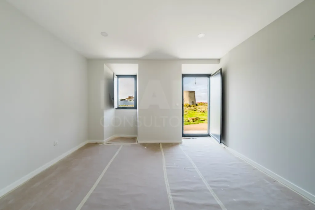 Moradia T3 Renovada C/ Logradouro e Anexos, São Bartolomeu, Lourinhã