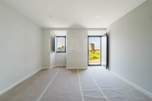 Moradia T3 Renovada C/ Logradouro e Anexos, São Bartolomeu, Lourinhã