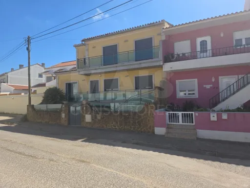 Moradia T4 com Piscina a 1.800m da Praia da Consolação