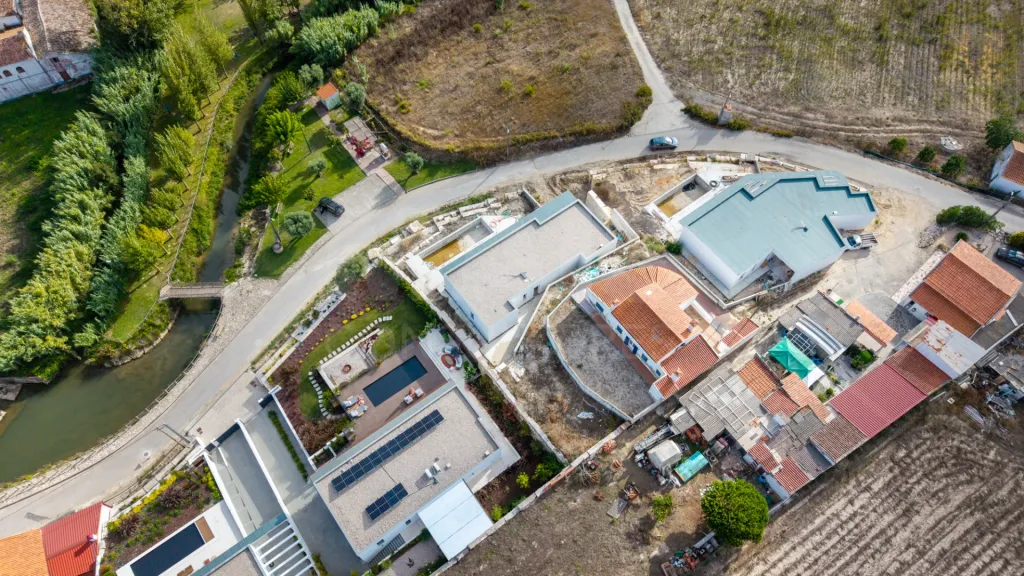 Moradia T4 com piscina em lote de 759m2 em Amoreira Óbidos