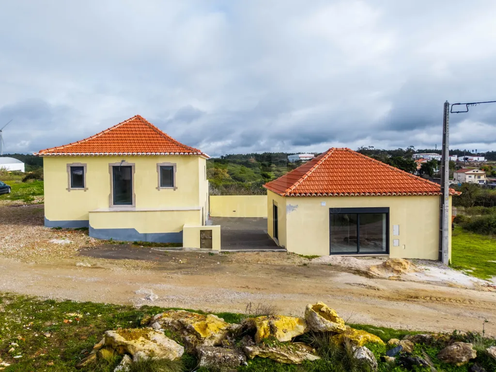 Moradia T3 Renovada C/ Logradouro e Anexos, São Bartolomeu, Lourinhã