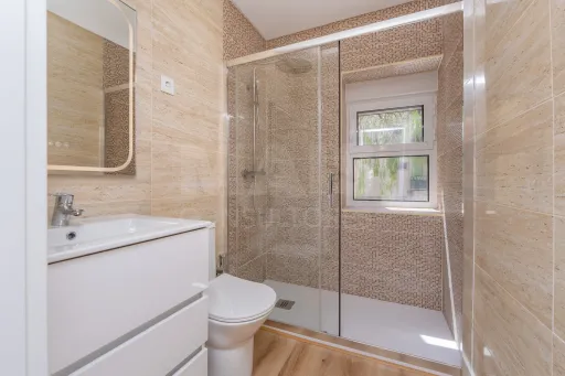 Apartamento T2 Totalmente Remodelado com Varanda no Coração de Alverca | Modernidade, Conforto e Localização de Excelência
