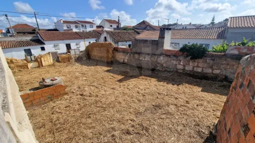 Moradia em ruina com anexos para recuperar no Vau – excelente oportunidade!