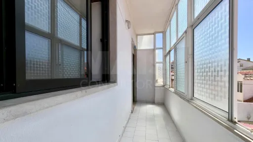 Apartamento T2 com Marquise e Despensa | 1º Andar | Perto das Praias