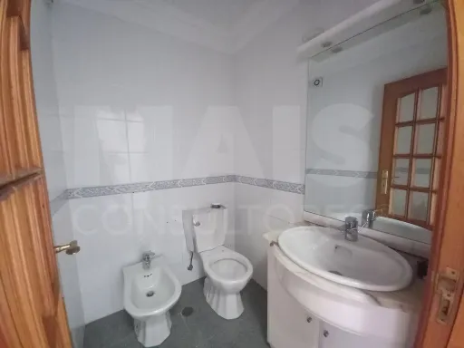 Moradia de 5 Assoalhadas em Ribamar C/ lote de 300m2 e Sótão amplo
