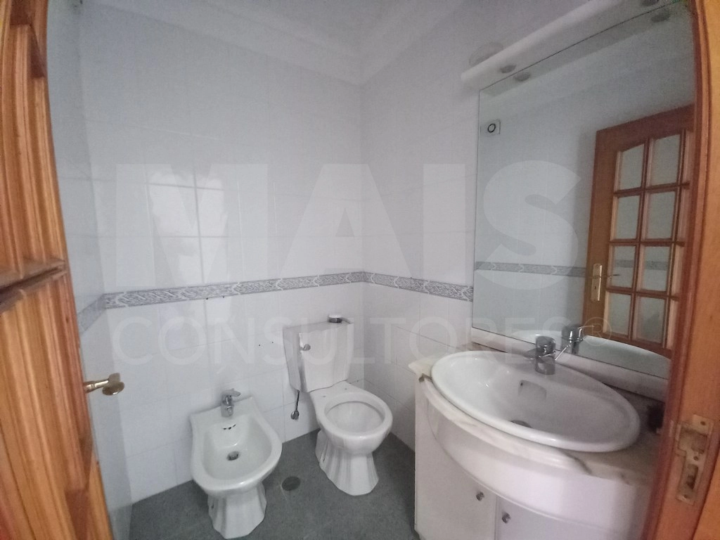 Moradia de 5 Assoalhadas em Ribamar C/ lote de 300m2 e Sótão amplo