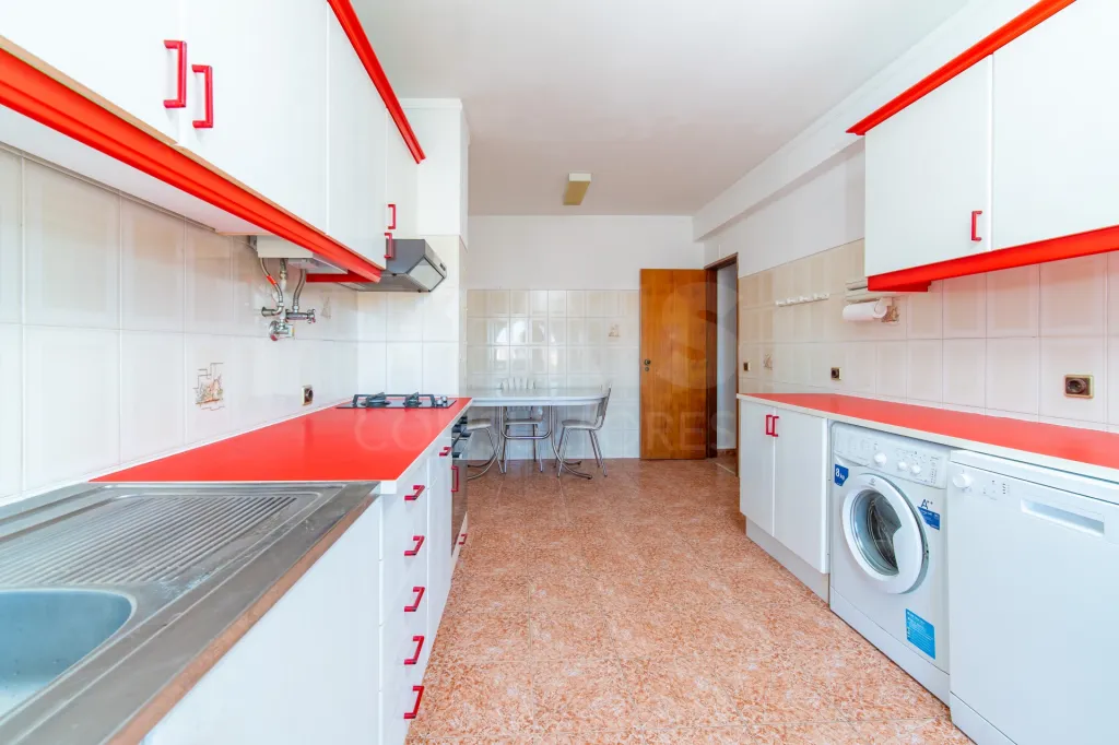 Apartamento T3 com varandas, arrecadação e vista desafogada em Samora Correia