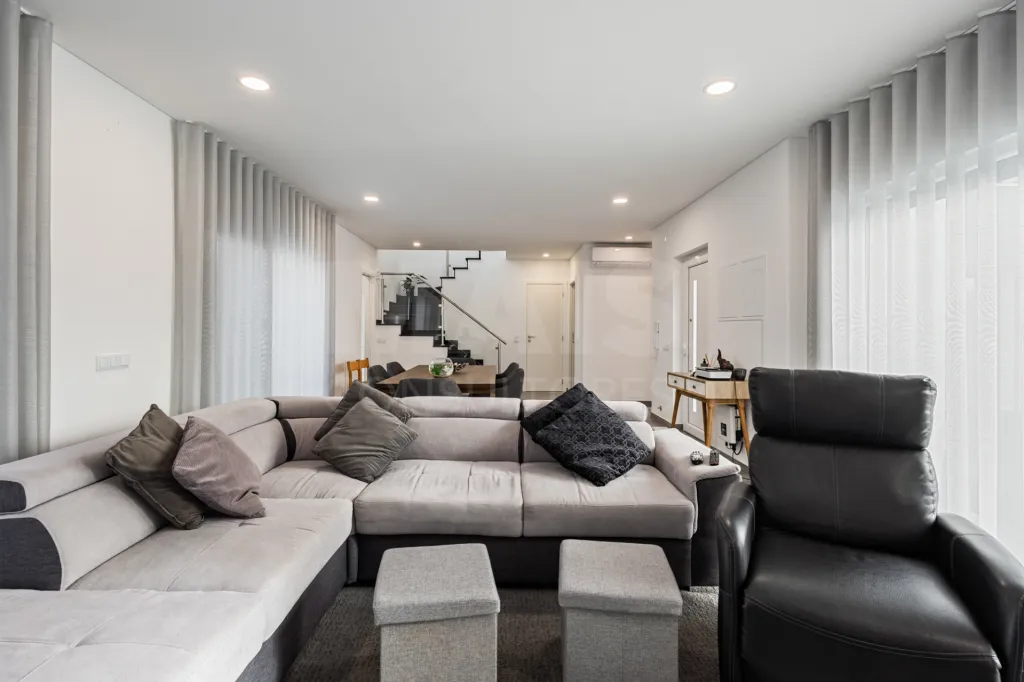 Moradia semi-nova T3 com piscina e vista mar