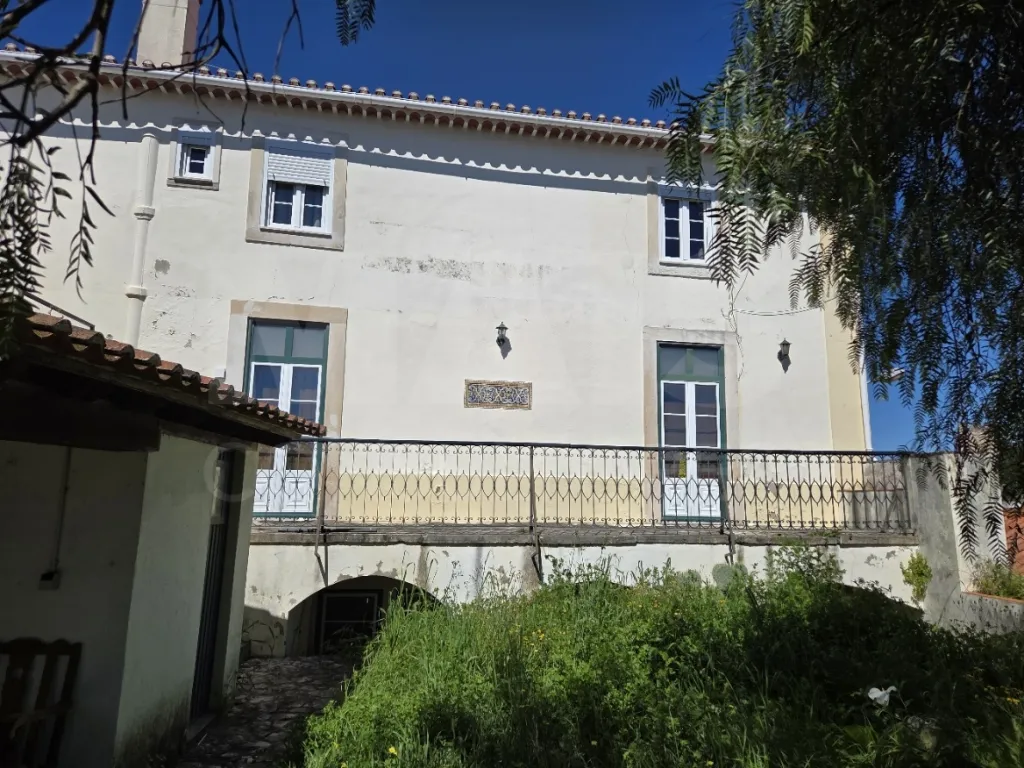 Prédio no Centro de Torres Novas com Jardim e Forte Potencial para constituição de Propriedade Horizontal com elevada rentabilidade de investimento