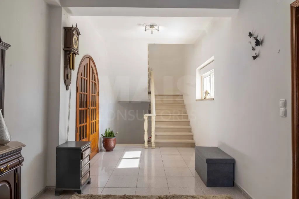 Moradia T5, com garagem e espaço exterior, Caneças