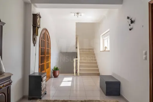 Moradia T5, com garagem e espaço exterior, Caneças
