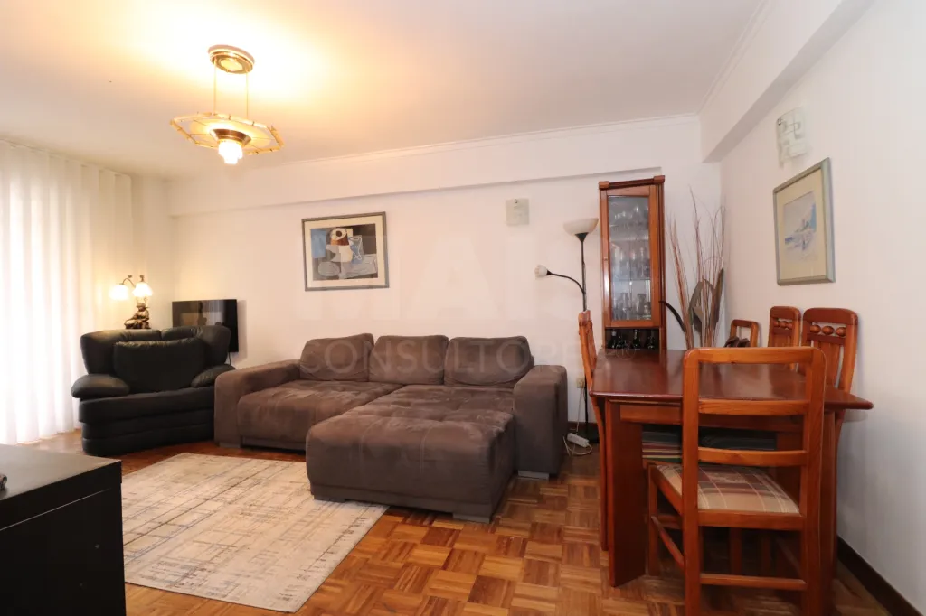2 bedroom apartments 100 meters from Tapada das Mercês train station