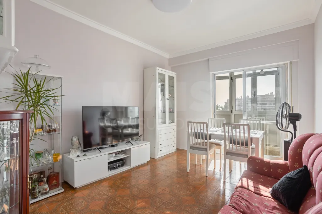 2-Bedroom Apartment with Excellent Potential | Sacavém | 5th Floor with Elevator