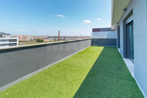 T4 Duplex com Vista Panorâmica sobre o Rio Tejo e Lisboa | Montijo