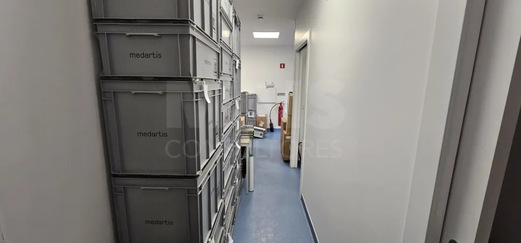 Armazém ou Escritório Serviços em Alfragide com 100m2
