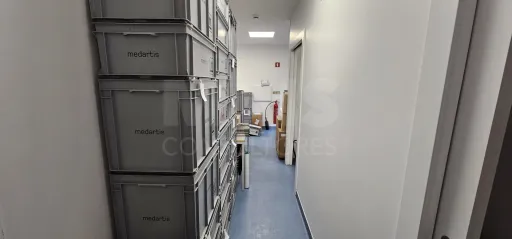 Armazém ou Escritório Serviços em Alfragide com 100m2