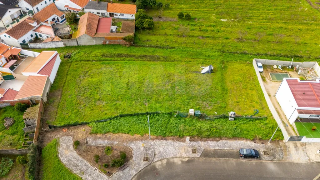 Lote de terreno com 407 m² - Bombarral - Delgada