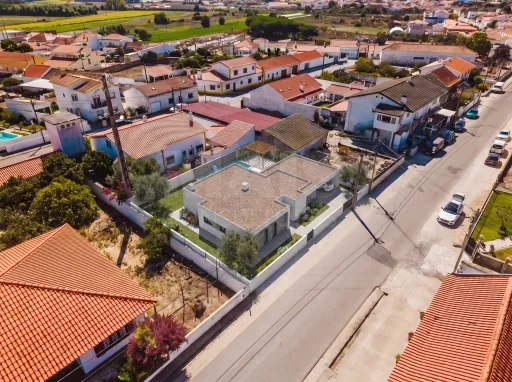 Terreno com Projeto para Moradia T3, Piscina, Garagem e Jardim em Olho Marinho, Óbidos