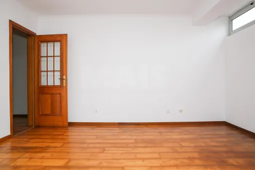 Amplitude e Conforto no Centro de Sobral de Monte Agraço Apartamento T2 Com Terraço