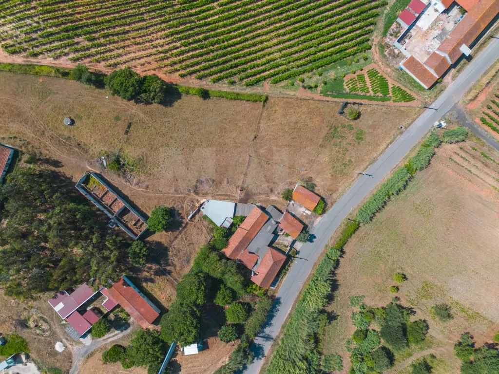 Quintinha T3 com 7.616 m² de terreno urbano e anexos (Casal do Rei)