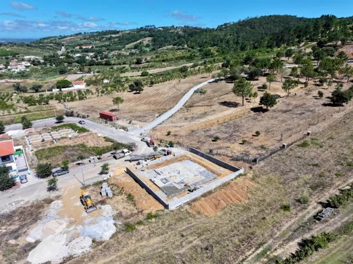 Moradia T3 Geminada c/ 1 Suite, Jardim, Parqueamento e Piscina! (LT2)