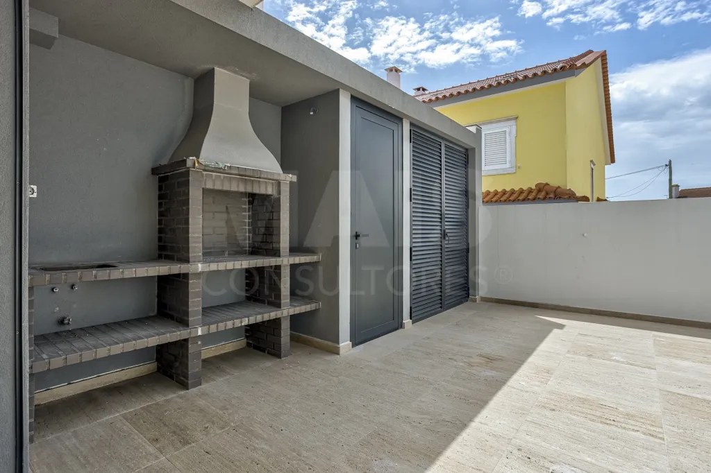 Magnifica moradia V4 Nova na Granja em Vialonga com piscina de água salgada
