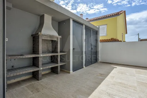 Magnifica moradia V4 Nova na Granja em Vialonga com piscina de água salgada