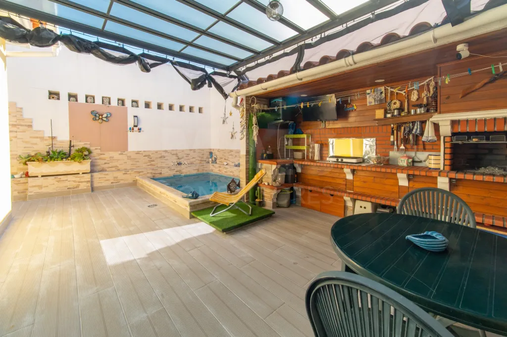 Moradia T2+2 totalmente remodelada com piscina aquecida no Porto Alto