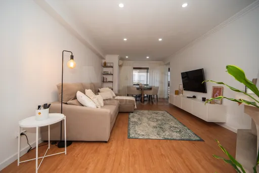 Refurbished 2-bedroom apartment