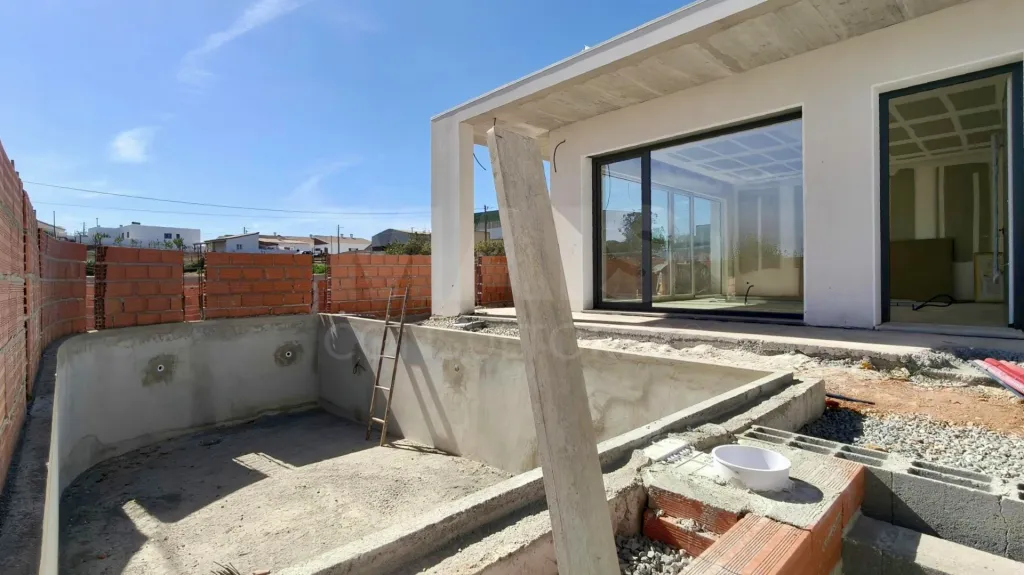 Moradia Térrea T4 com Suite Master, Piscina de Água Salgada, Garagem e Acabamentos Premium !